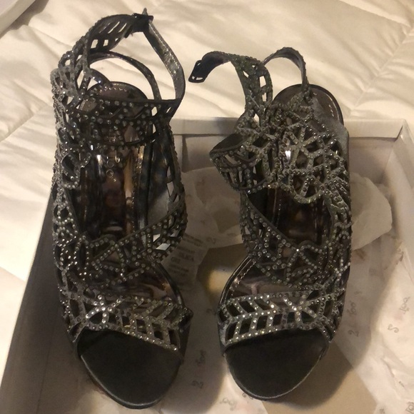 Dressy heel with high ankle strap. - Picture 2 of 5